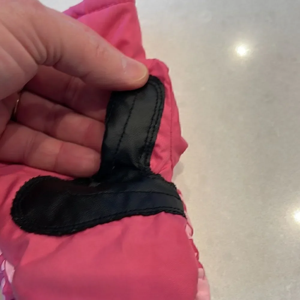 Dakine kids mittens size large 3-4 year  nice shape. Love the design.